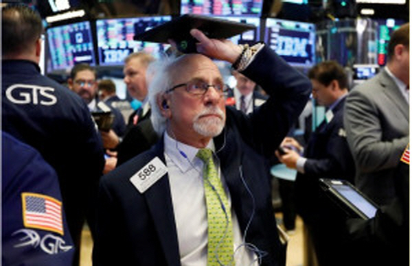 미국 뉴욕증시는 20일(현지시간) 하락했다. 사진은 뉴욕증시의 한 거래인이 진지한 표정으로 시세판을 바라 보고 있는 모습. [뉴욕=AP/뉴시스]