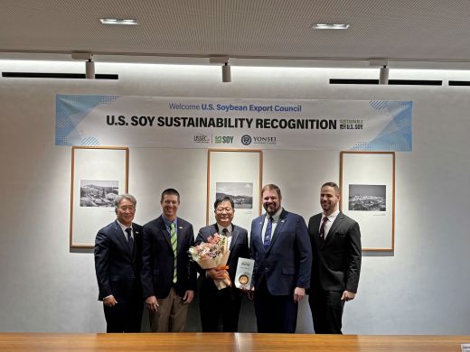 (왼쪽부터)이형석 미국대두협회 한국지사 대표, 매튜 게던 미국대두위원회 이사, 손범락 연세유업 상무, 채드 워너 오하이오 대두협회 이사, 윌 맥네어 미국대두협회 글로벌 이사 (사진=연세유업)