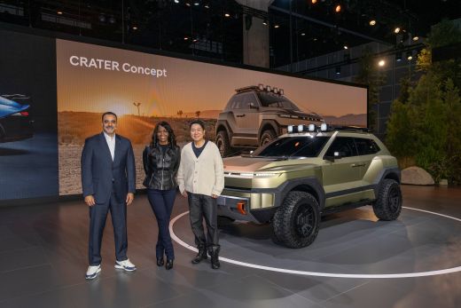 (왼쪽부터) 현대차 북미권역본부장 랜디 파커(Randy Parker) CEO와 현대차 북미 제품 담당 임원 올라비시 보일(Olabisi Boyle), 현대제네시스글로벌디자인담당 이상엽 부사장이 ‘크레이터’와 함께 기념 촬영을 하고 있는 모습 (사진=현대자동차)