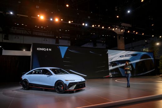 현대차 북미 제품 담당 임원 올라비시 보일(Olabisi Boyle)이 ‘아이오닉 6 N’을 소개하는 모습