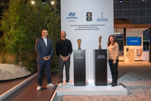 (왼쪽부터) 현대차 북미권역본부장 랜디 파커(Randy Parker) CEO와 前 미국 축구 국가대표 선수 팀 하워드(Time Howard), 前 미국 여자축구 국가대표 선수 미아 햄(Mia Hamm)이 2026년 북중미 월드컵 및 2027년 브라질 여자 월드컵 트로피와 함께 기념 촬영을 하고 있는 모습