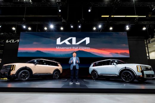 신형 텔루라이드에 대해 설명하고 있는 기아 북미권역본부장 윤승규 부사장. 왼쪽 차량은 신형 텔루라이드 오프로드 특화 모델 X-Pro, 오른쪽 차량은 신형 텔루라이드 하이브리드. (사진=기아)