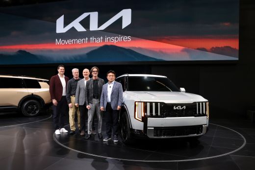 신형 텔루라이드 앞에서 기아 북미권역 관계자들이 기념촬영을 하고 있다. 왼쪽부터 ▲기아 미국법인 영업담당 상무 에릭 왓슨(Vice President of Sales Operations, Eric Watson) ▲기아 미국법인 마케팅담당 상무 러셀 와거(Vice President of Marketing, Russell Wager) ▲기아 미국법인 상품담당 디렉터 오스 헤드릭(Executive Director of Product Planning, Orth Hedrick) ▲기아 미국 디자인센터 수석 디자이너 탐 컨스(Senior Chief Designer, Kia Design Center America, Tom Kearns) ▲기아 북미권역본부장 윤승규 부사장(President and CEO, Kia North America and Kia America, SeungKyu Yoon)