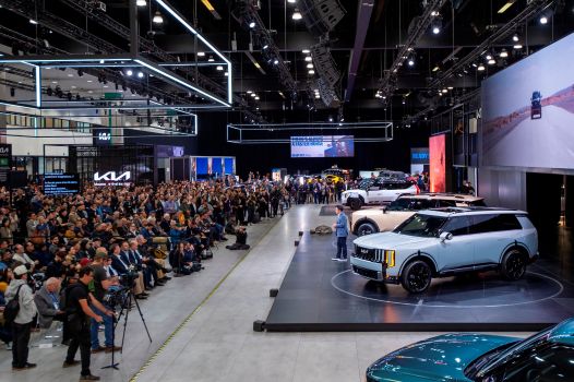 신형 텔루라이드 보기 위해 기아 전시 부스에 운집한 관객들(발표자는 기아 북미권역본부장 윤승규 부사장).