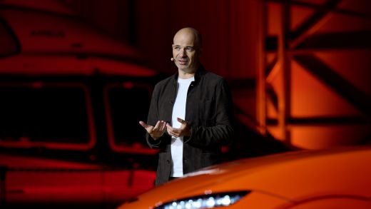 20일(목, 현지시간) 프랑스 폴 리카르 서킷에서 열린 '마그마 월드 프리미어' 행사에서 현대차그룹 만프레드 하러 차량개발담당 부사장이 제네시스 'GV60 마그마'를 소개하는 모습