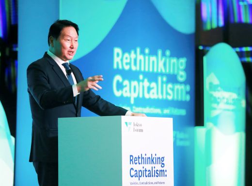 최태원 SK회장이 21일 일본 도쿄대 야스다 강당에서 개최된 ‘도쿄포럼2025’에서 개회사를 진행하고 있다. (사진=SK그룹)