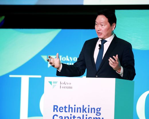 최태원 SK회장이 21일 일본 도쿄대 야스다 강당에서 개최된 ‘도쿄포럼2025’에서 개회사를 진행하고 있다.