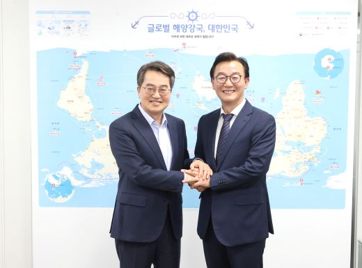 21일 오후 김동연 경기도지사와 전재수 해양수산부 장관이 기념촬영을 하고있다. (사진=경기도)