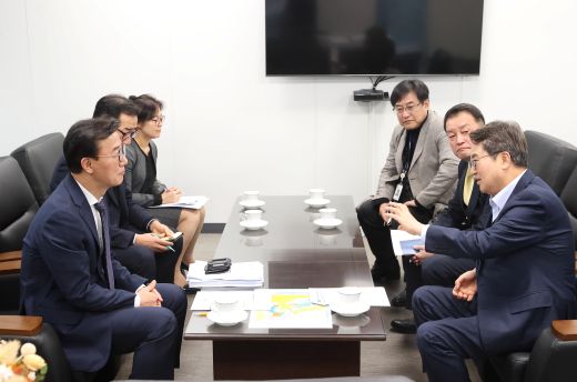 21일 오후 김동연 경기도지사와 전재수 해양수산부 장관이 대화를 나누고있다.