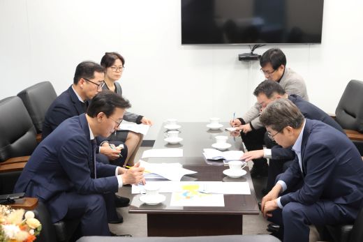 21일 오후 김동연 경기도지사와 전재수 해양수산부 장관이 대화를 나누고있다.