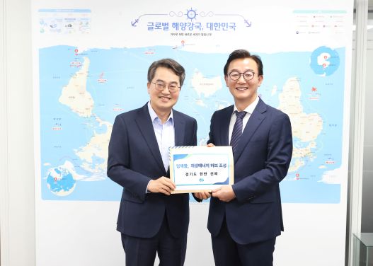 21일 오후 김동연 경기도지사가 전재수 해양수산부 장관에게 평택항, 재생에너지 허브 조성을위한 경기도 현안을 건의하고있다.