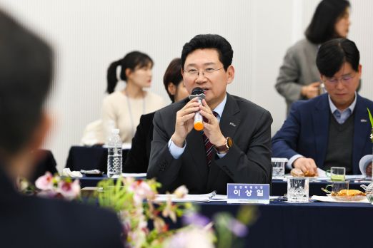 이상일 용인특례시장이 21일 열린 '대한민국특례시시장협의회 2025 하반기 정기회의'에서 인사말을 하고 있다. (사진=용인특례시)