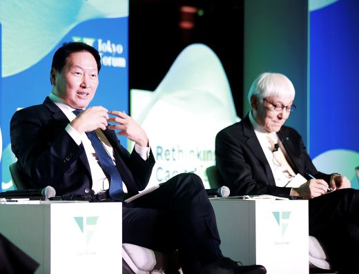 최태원 SK그룹 회장(왼쪽)이 21일 일본 도쿄대 야스다 강당에서 열린 '도쿄포럼 2025'의 비즈니스 리더 세션에 참석해 토론하고 있다. 오른쪽은 이와이 무츠오 일본경제동우회 회장 대행 겸 일본담배산업 이사회 의장 (사진=SK그룹)