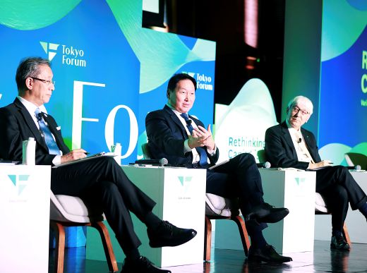 최태원 SK그룹 회장이 21일 일본 도쿄대 야스다 강당에서 열린 '도쿄포럼 2025'의 비즈니스 리더 세션에 참석해 토론하고 있다. (왼쪽부터) 후지이 테루오 도쿄대 총장, 최태원 SK그룹 회장, 이와이 무츠오 일본경제동우회 회장대행 겸 일본담배산업 이사회 의장