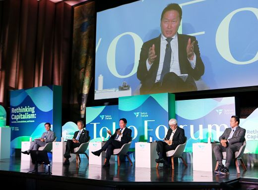 최태원 SK그룹 회장이 21일 일본 도쿄대 야스다 강당에서 열린 '도쿄포럼 2025'의 비즈니스 리더 세션에 참석해 토론하고 있다. (왼쪽부터) 박철희 일본 국제문화회관 특별고문(前 주일대사), 후지이 테루오 도쿄대 총장, 최태원 SK그룹 회장, 이와이 무츠오 일본경제동우회 회장대행 겸 일본담배산업 이사회 의장, 이한주 뉴베리글로벌 회장