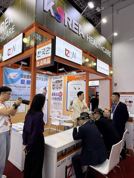 해외 바이어들이 중국 국제수입박람회에 마련된 성남 기업부스에서 제품을 체험하고 있다. (사진=성남시 제공)