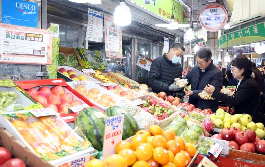 전통시장과 골목상권을 살리기 위해 경기도가 추진하는 ‘2025년 하반기 경기 살리기 통큰세일’이 22일 의정부 행복로에서 개막했다. 김동연 경기도지사가 개막식에 참석했다.