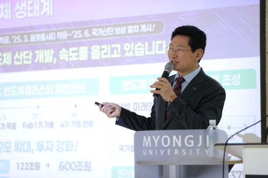 이상일 용인특례시장은 21일 '2025 제8기 용인특례시 핵심리더과정'에 참석해 시 공직자를 대상으로 특별 강연을 진행했다