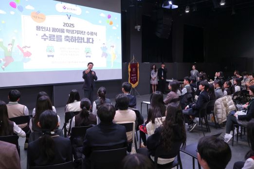 이상일 용인특례시장이 22일 용인미디어센터에서 열린 '2025년 꿈이룸 학생기자단 수료식'에서 인사말을 하고 있다.