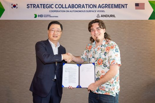 최근 서울 중구 웨스틴 조선호텔에서 HD현대중공업 주원호 사장(사진 왼쪽)과 안두릴 팔머 럭키 공동 설립자가 ASV 설계 및 건조계약을 체결하는 모습 (사진=HD현대)