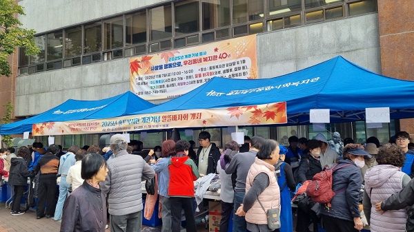 홀트대구종합사회복지관 개관 40주년 기념행사에 참여한 지역주민들이 복지관 앞마당에 마련된 알뜰바자회 부스를 둘러보며 물품을 구입하고 있다. (사진=홀트아동복지회)