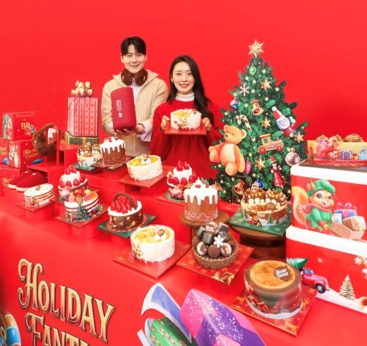 24일 ‘워크샵 by 배스킨라빈스’에서 모델들이 ‘홀리데이 판타지’ 크리스마스 케이크 라인업과 영국 브랜드 ‘헌터(Hunter)’와 협업한 겨울 굿즈를 함께 소개하고 있다. (사진=배스킨라빈스)