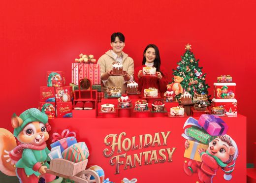 SPC 배스킨라빈스가 ‘홀리데이 판타지’ 콘셉트로 선보인 2025 크리스마스 케이크 대표 제품 ‘초코 스모어 판타지(왼쪽)’와 ‘골든 브륄레 판타지(오른쪽)’