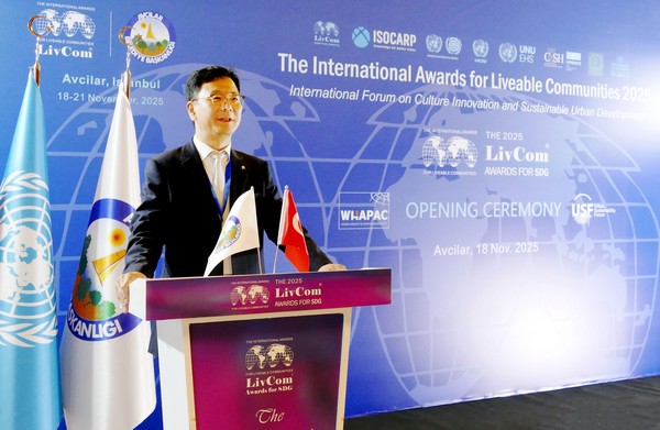 차광승 성남시 4차산업국장이 지난 21일 튀르키예 이스탄불에서 열린 ‘리브컴 어워즈(LivCom Awards 2025)’ 시상식에서 기술 및 솔루션 분야 은상 수상 소감을 밝히고 있다.(사진=성남시 제공)