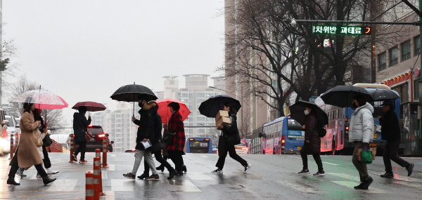 25일 전국이 대체로 흐리고 대부분 지역에 비가 오겠다. 사진은 인천 남동구 가천길병원 인근 횡단보도에서 시민들이 우산을 쓰고 걸어가고 있는 모습. /뉴시스