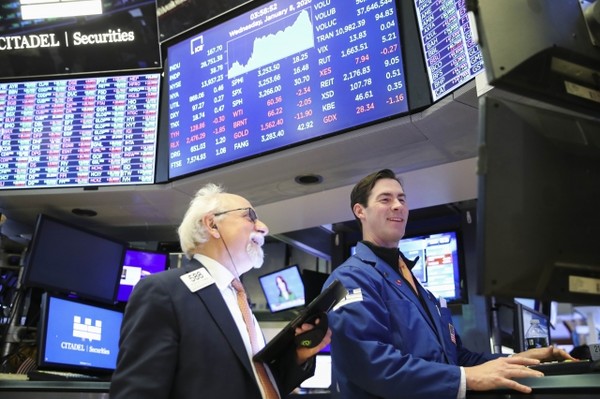 뉴욕증시는 24일(현지시간) 상승했다. 사진은 뉴욕증시 중개인들이 주가 상승에 밝은 표정으로 매매전략을 논의하고 있는 모습. [뉴욕=AP/뉴시스 자료사진]