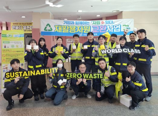 24일 오비맥주 청주공장에서 임직원들이 재활용자원 교환사업에 참여하고기념사진을 찍고 있다. (사진=오비맥주)