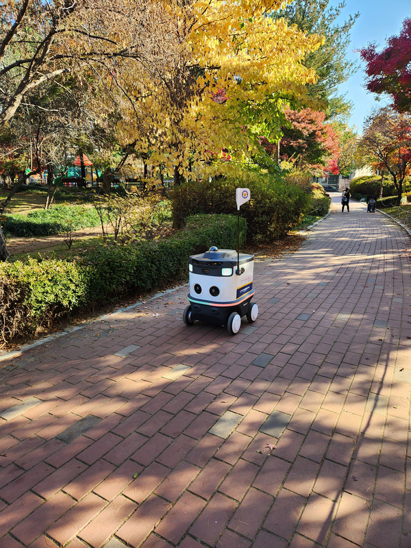성남시 야탑동 상희공원을 순찰 중인 스마트 순찰로봇(사진=성남시 제공)