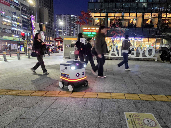 성남시 판교역을 야간 순찰 중인 스마트 순찰로봇(사진=성남시 제공)