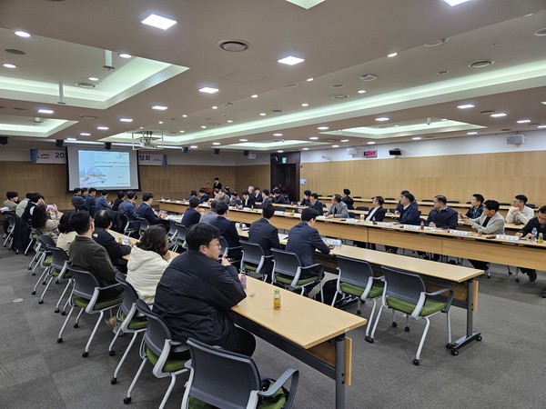 24일 대전시 한국수자원공사(k-water)에서 열린 ‘수열산업 활성화 간담회’에서 경기도 관계자 등 참석자들이 의견을 나누고 있다. (사진=경기도 제공)