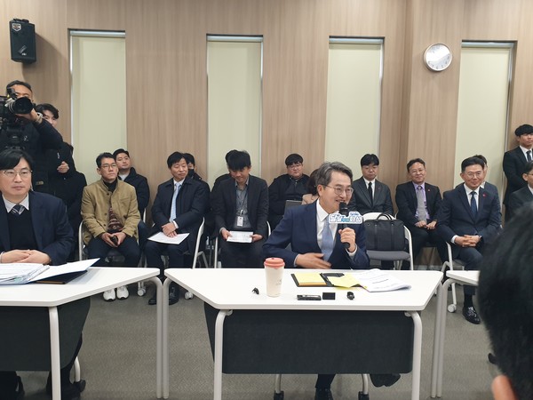 김동연 경기도지사가 25일 K-Water 시화도시사업단에서 열린 화성국제테마파크 핵심관계자 사업보고&지역 일자리 창출 상생 협약식에서 발언하고 있다. /최아람 기자