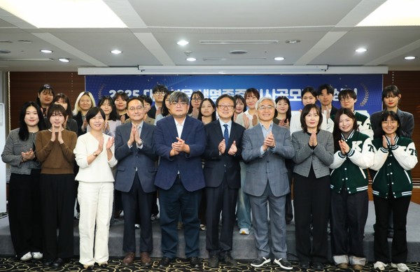 2025 대학신문 생명존중 기사공모전 시상식 단체사진.  (사진=인터넷신문윤리위원회)