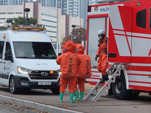 경기도는 25일 수원월드컵경기장 제3주차장에서 드론 폭발물 및 화학물질 테러 대응 ‘2025년 대테러·사회재난 대비 합동훈련’을 실시했다. (사진=경기도)