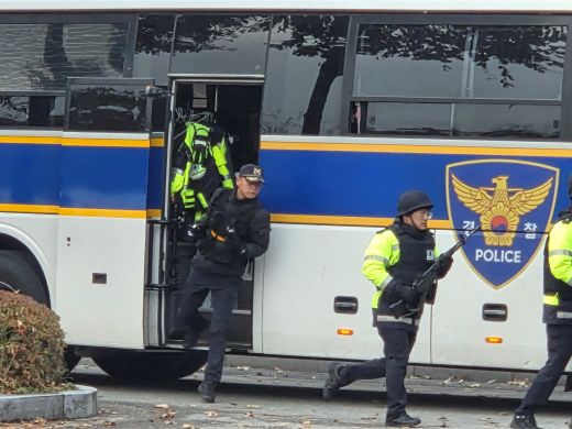 경기도는 25일 수원월드컵경기장 제3주차장에서 드론 폭발물 및 화학물질 테러 대응 ‘2025년 대테러·사회재난 대비 합동훈련’을 실시했다.