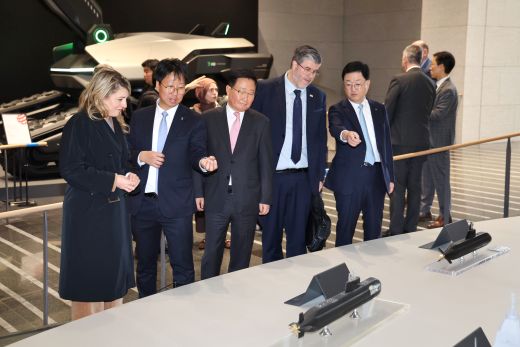 25일 멜라니 졸리(Melanie Joly) 캐나다 산업부 장관과 필립 라포튠(Philippe Lafortune) 주한 캐나다 대사 일행이 HD현대 조석 부회장, HD현대중공업 주원호 사장과 함께 HD현대 글로벌R&D센터에서 미래형 선박·잠수함·호위함 등 함정 모형을 둘러보고 있다. (사진=HD현대)