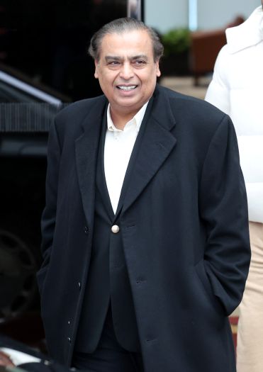 무케시 암바니 인도 릴라이언스 그룹 회장이 25일 서울 강서구 김포공항 비즈니스항공센터를 통해 입국하고 있다. /뉴시스