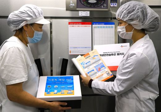 CJ프레시웨이 사회공헌 프로그램 '동행주방' - 아현실버복지관 급식 안전 솔루션 제공 모습 (사진=CJ프레시웨이)