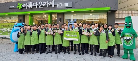 25일 아름다운가게 부산사직점에서 김인규 하이트진로 대표이사(앞줄 오른쪽 다섯번째)와 장윤경 아름다운가게 상임이사(앞줄 오른쪽 여섯번째), 협력사 관계자들이 참여한 가운데 제 14회 아름다운하루 특별전을 진행했다. (사진=하이트진로)