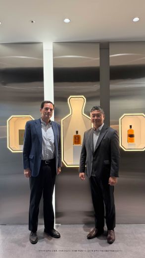 (왼쪽부터) 곤잘레스 비야스 엔리케 무리요(Enrique Murillo) 총괄이사, ㈜골든블루 인터내셔널 김관태 마케팅본부 이사 (사진=골든블루)