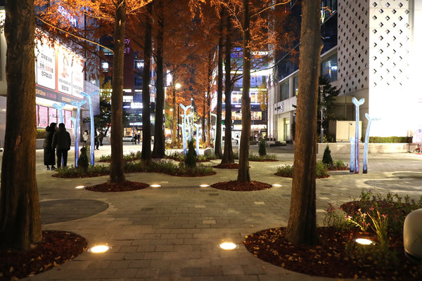 바닥 조명이 새롭게 설치된 서현역 공공 공간의 모습(사진=성남시 제공)